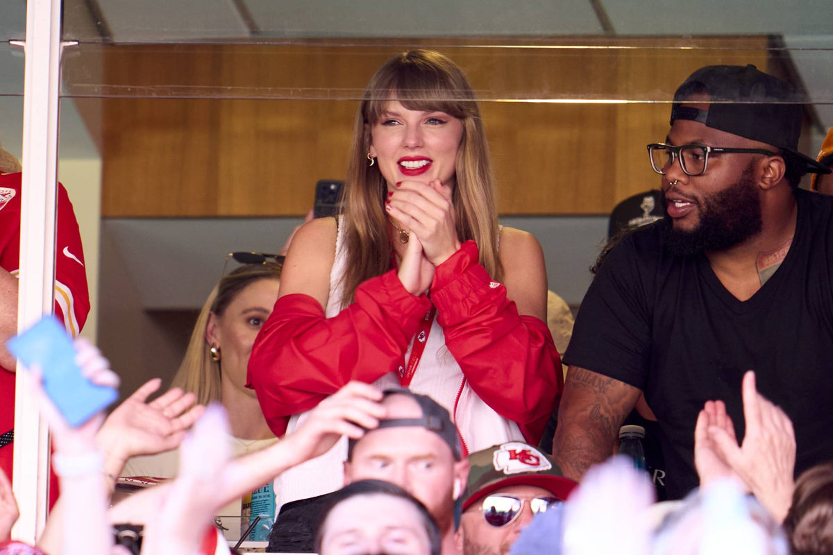 Taylor Swift Supports Travis Kelce at Second Straight Chiefs Game