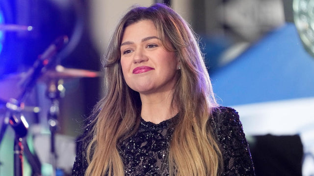 Kelly Clarkson performing, featured editorial image for the Art of Play CCTV report
