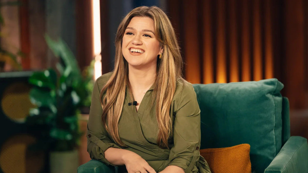 Kelly Clarkson smiling on The Kelly Clarkson Show set