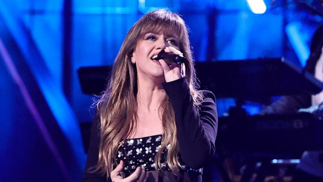 Kelly Clarkson pictured in coverage of body-language analysis of her Art of Play CCTV visit