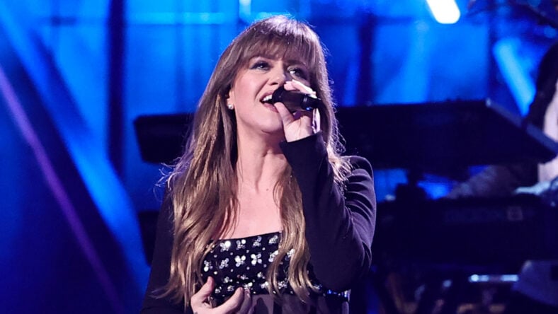 Kelly Clarkson CCTV controversy: silent Art of Play security footage and hand gestures