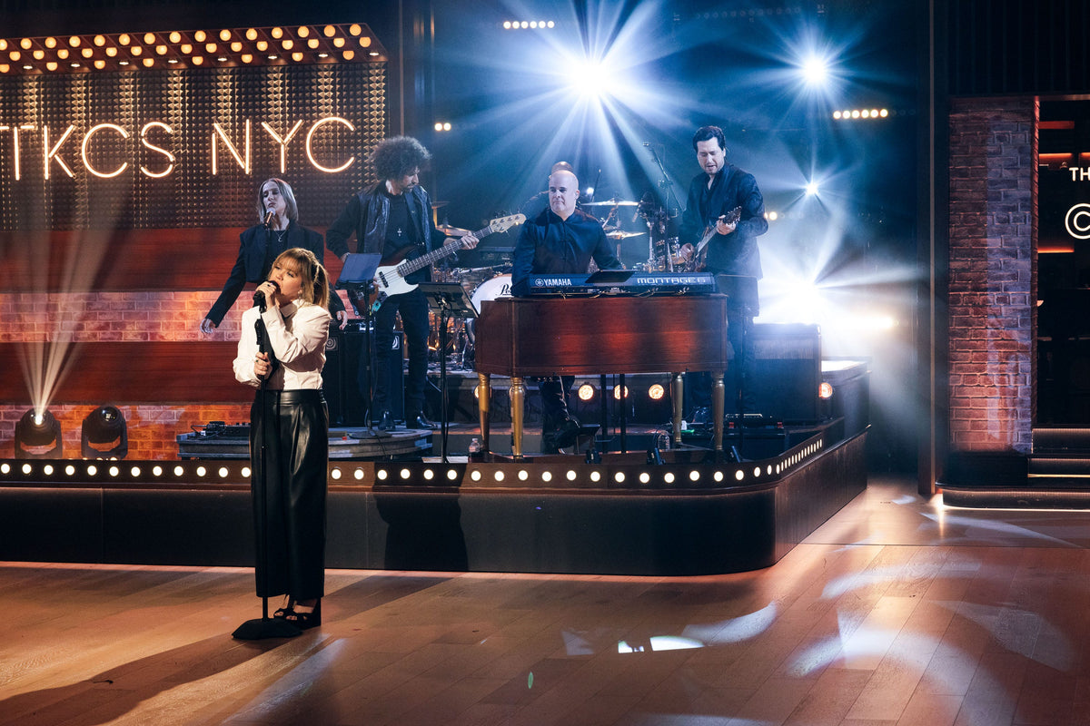 Kelly Clarkson performing on her television show