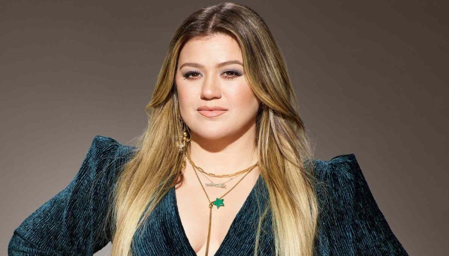 Kelly Clarkson pictured in a studio portrait as debate grows over her dispute with a Brooklyn small business