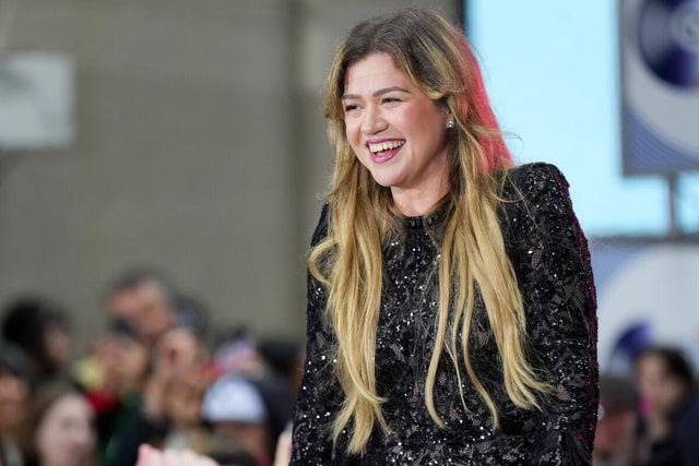 Kelly Clarkson during a performance, illustrating the singer at the center of the Art of Play Instagram controversy